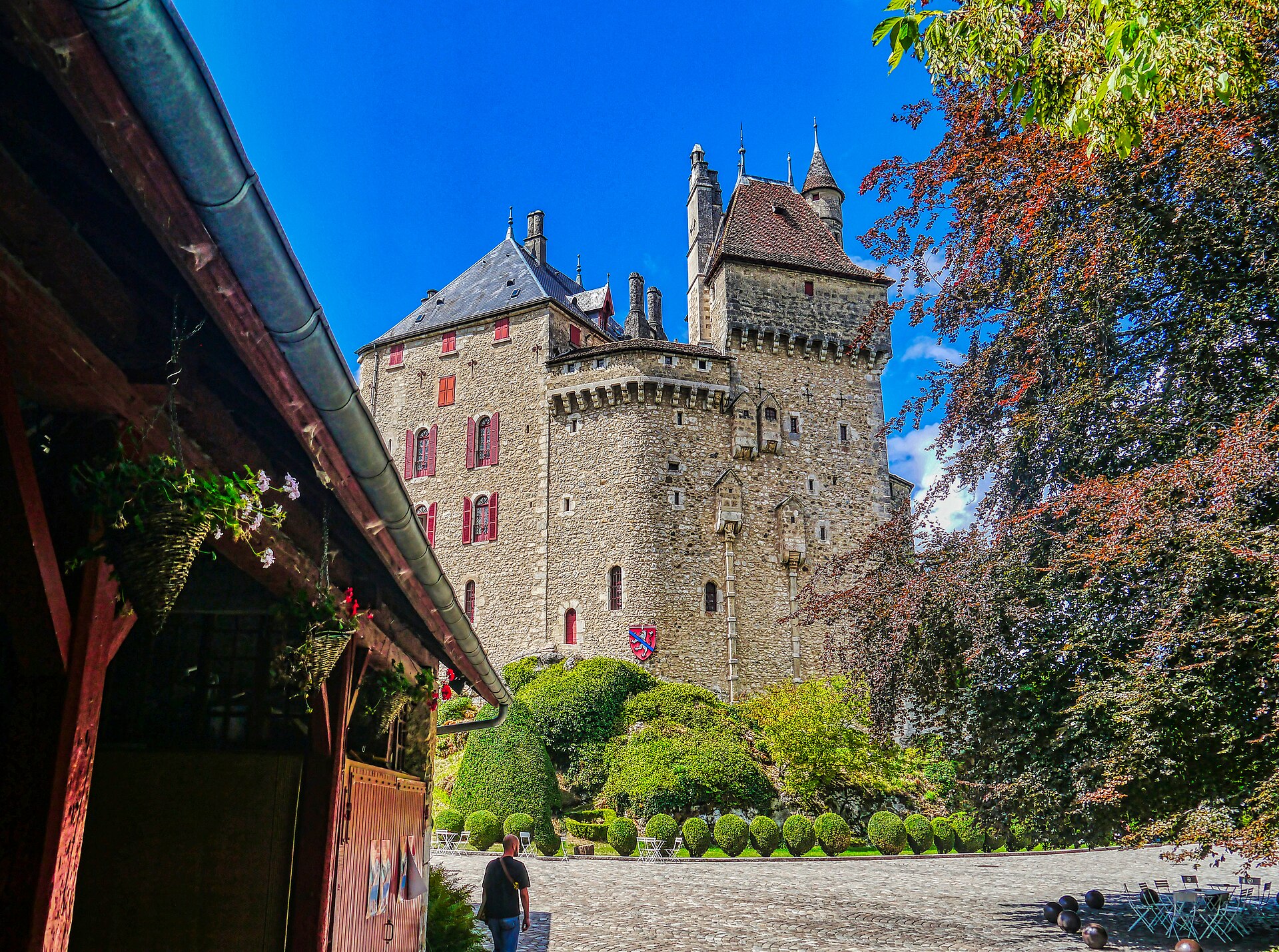 La façade du château de Menthon-Saint-Bernard
