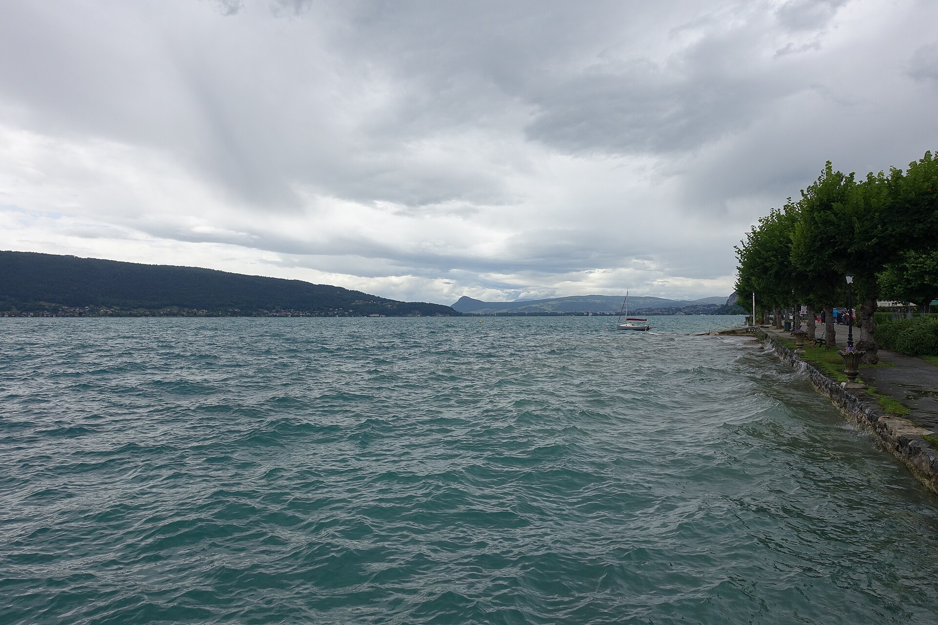 Le lac d'Annecy et ses montagnes vus depuis Menthon-Saint-Bernard
