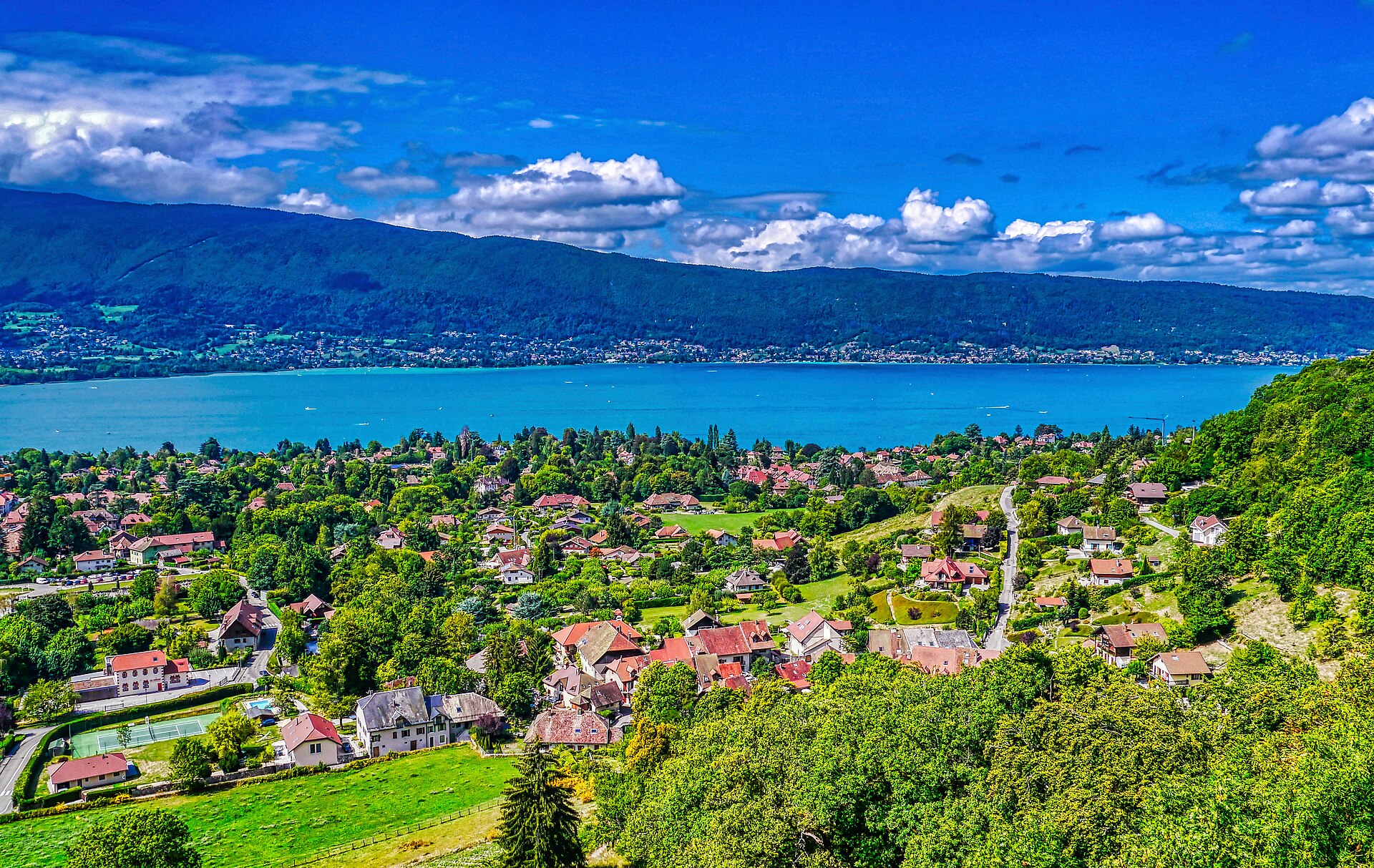 Le lac d'Annecy sous un ciel d'orage
