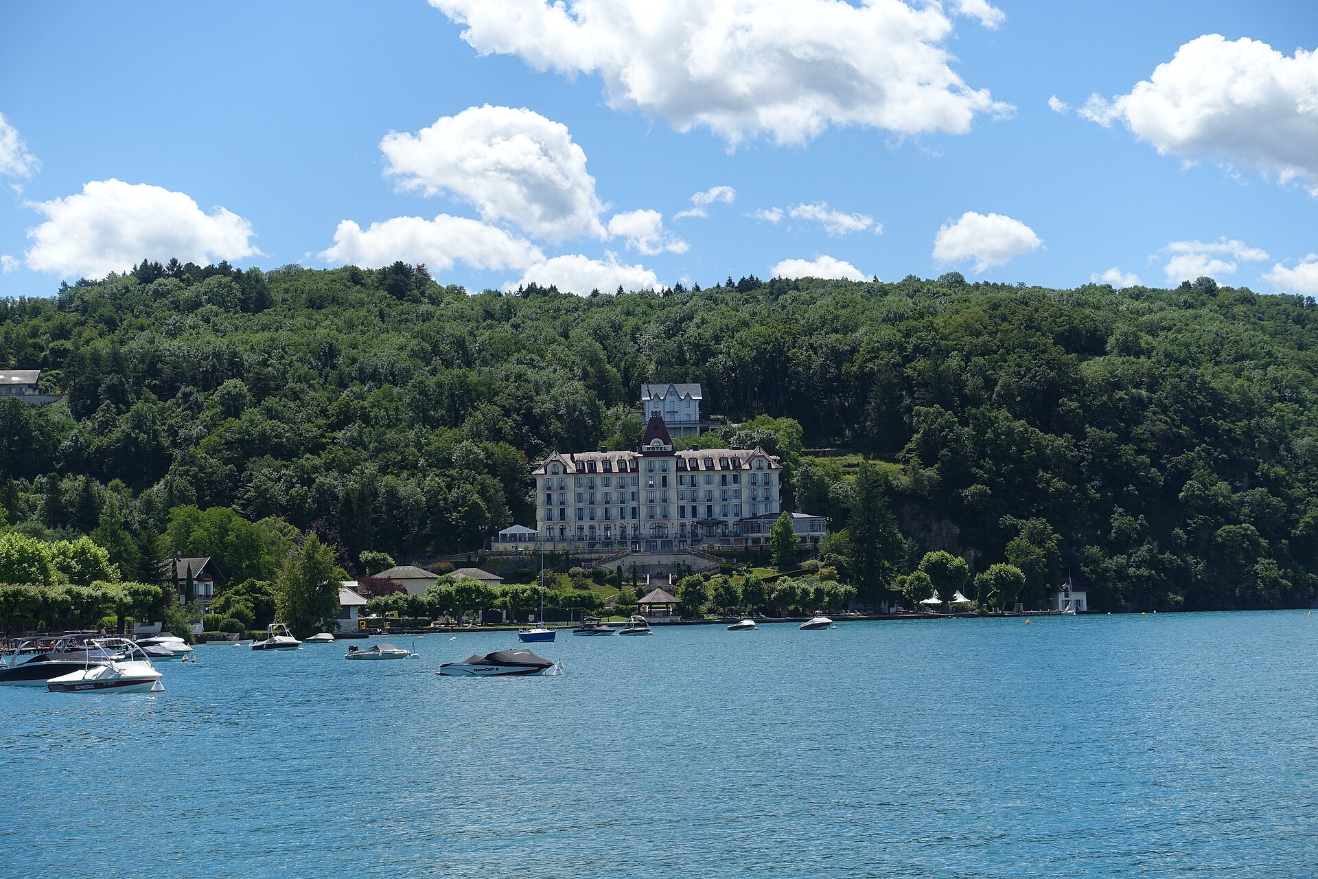 Le Palace de Menthon au bord du lac d'Annecy