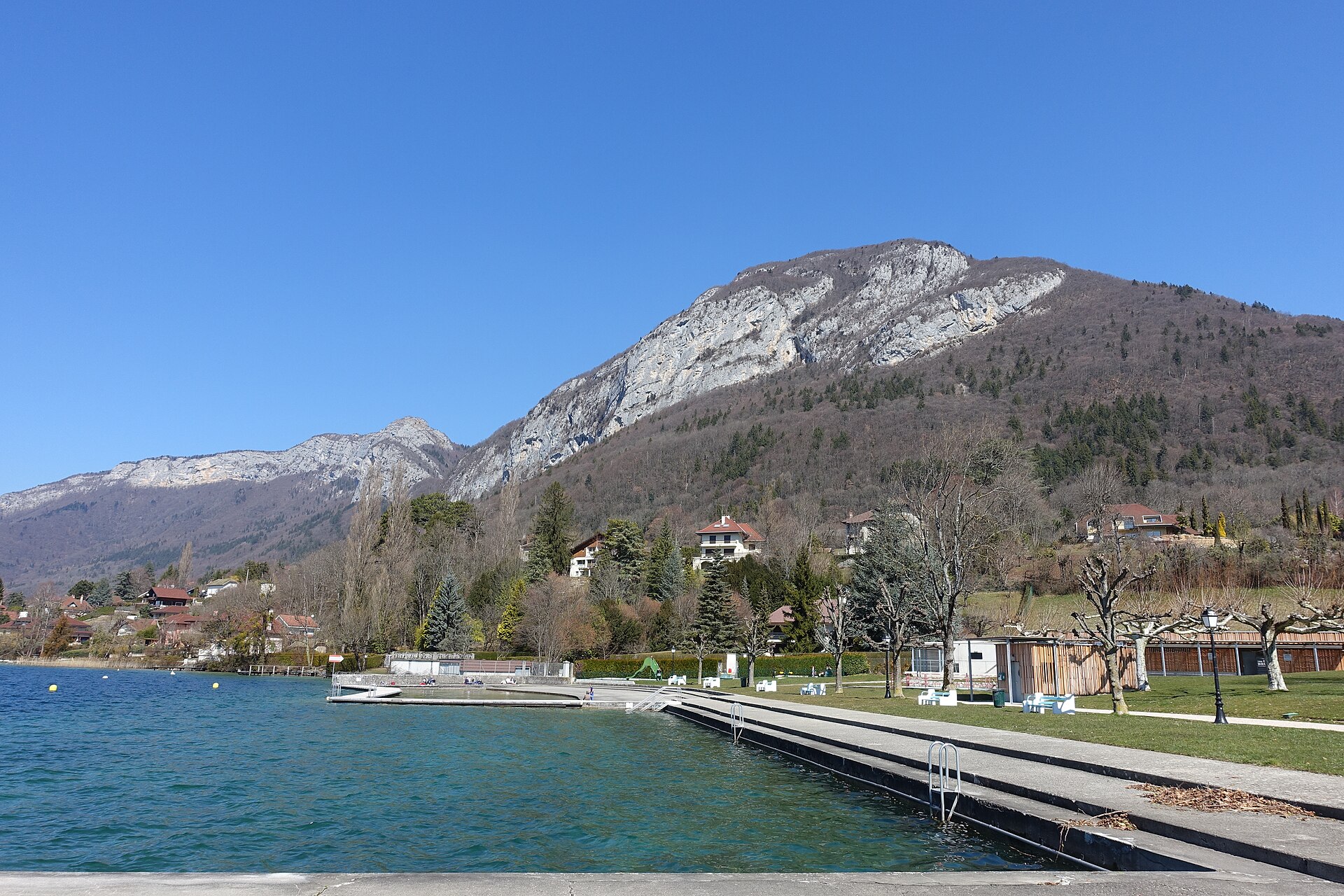 La plage et le ponton de Menthon-Saint-Bernard sur le lac d'Annecy