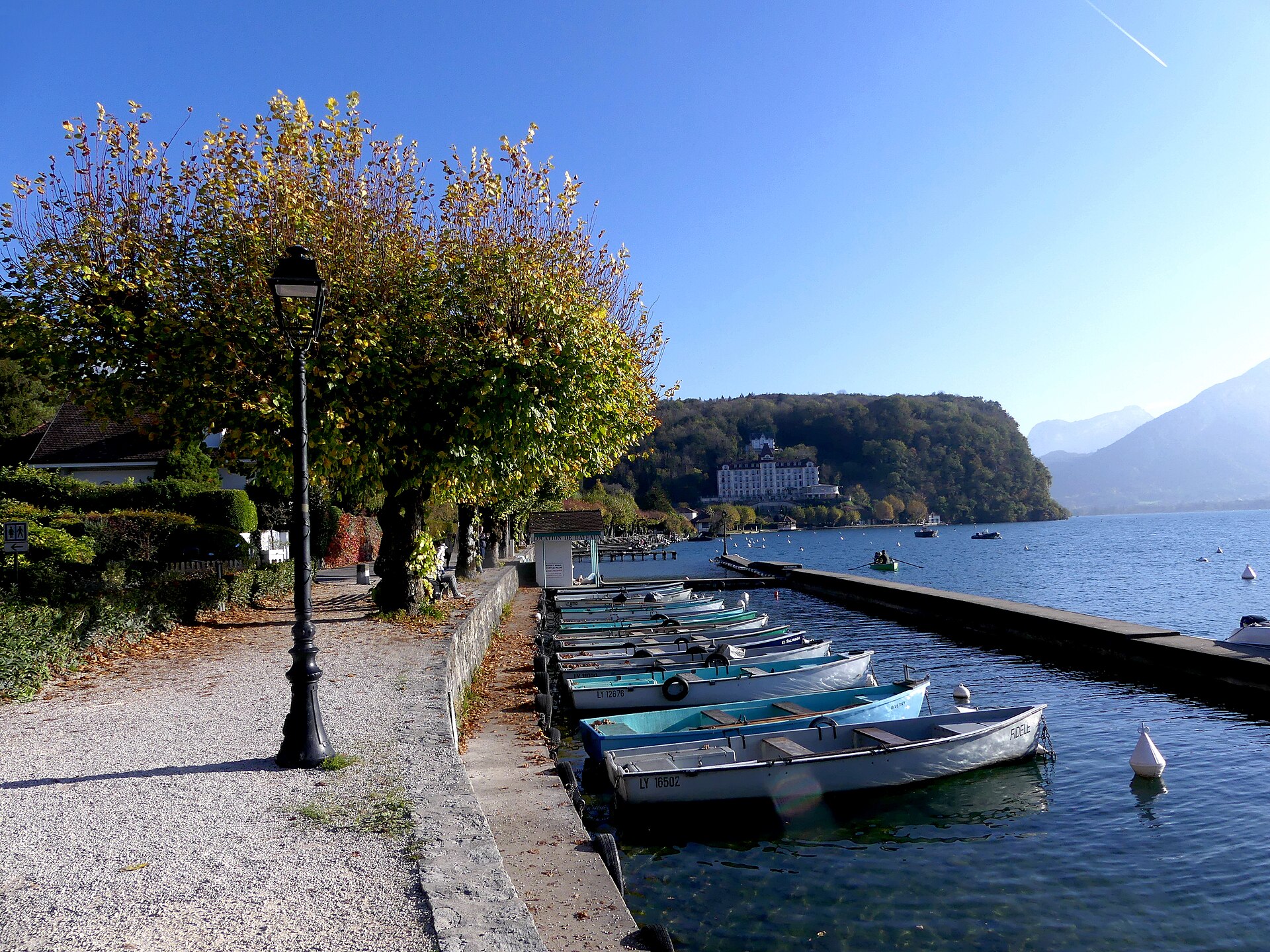 Le petit port de Menthon-Saint-Bernard en automne