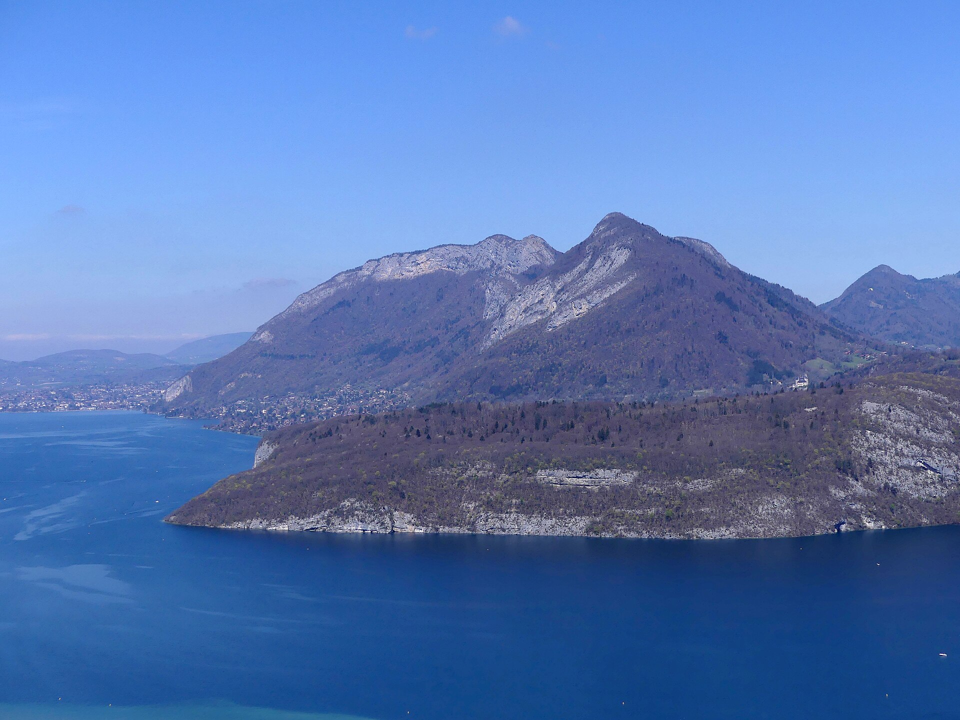 Le Roc de Chère avançant dans le lac d'Annecy