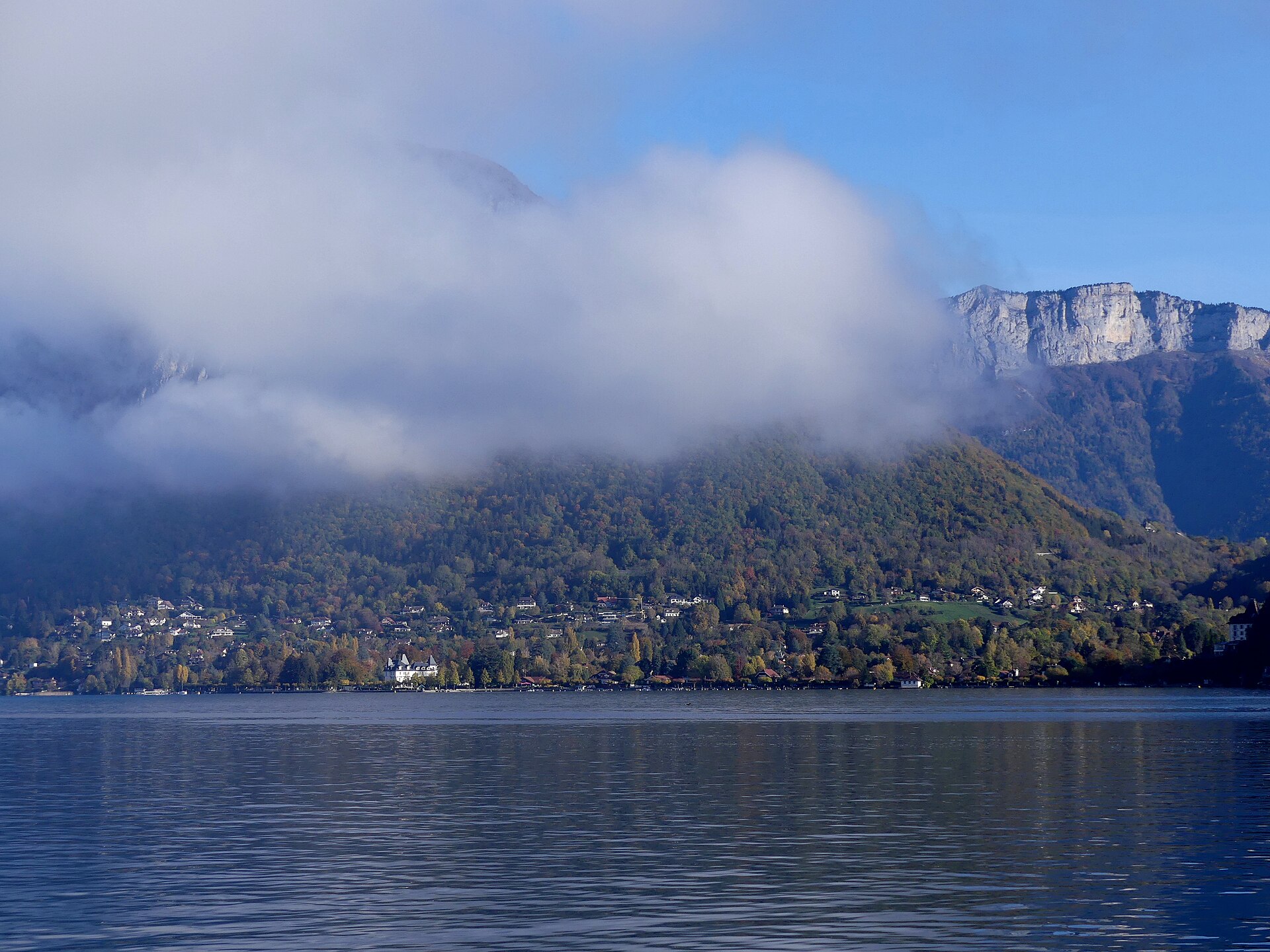 Menthon-Saint-Bernard et le lac d'Annecy vus de la rive opposée
